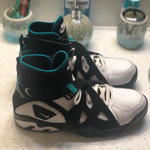 Nike Cross Trainers! 🤩 EXCELLENT CONDITION - Picture 3 of 5